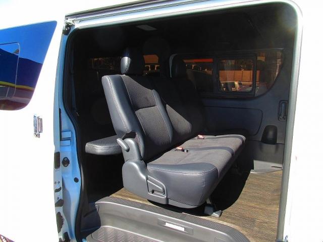 ハイエースバン スーパーGL ダークプライムII ベッドキットパッケージ車・床張り施工済み・ベッドキット・クラシックスタイル丸目ヘッドライト・ナビ・ETC・大型センターコンソールボックス・エンジンルームカバー・RAYS16インチアルミ(5枚目)