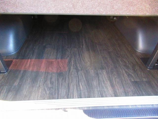 ハイエースバン スーパーGL ダークプライムII ベッドキットパッケージ車・床張り施工済み・ベッドキット・クラシックスタイル丸目ヘッドライト・ナビ・ETC・大型センターコンソールボックス・エンジンルームカバー・RAYS16インチアルミ(7枚目)