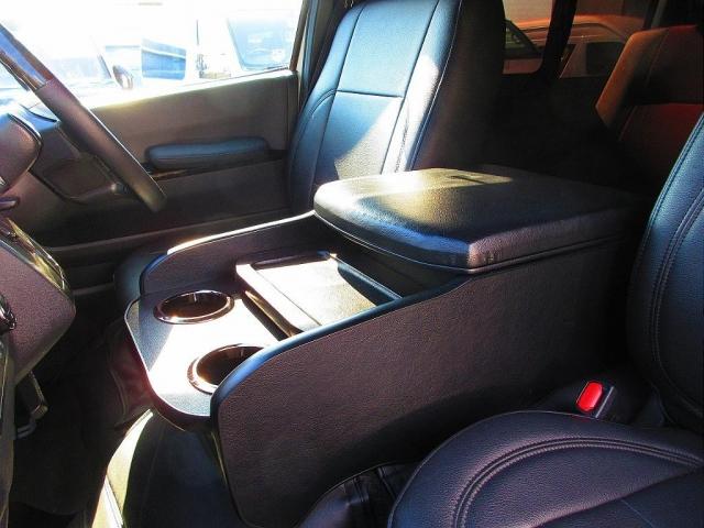 ハイエースバン スーパーGL ダークプライムII ベッドキットパッケージ車・床張り施工済み・ベッドキット・クラシックスタイル丸目ヘッドライト・ナビ・ETC・大型センターコンソールボックス・エンジンルームカバー・RAYS16インチアルミ(12枚目)