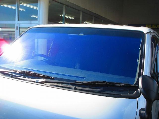 ハイエースバン スーパーGL ダークプライムII ベッドキットパッケージ車・床張り施工済み・ベッドキット・クラシックスタイル丸目ヘッドライト・ナビ・ETC・大型センターコンソールボックス・エンジンルームカバー・RAYS16インチアルミ(16枚目)