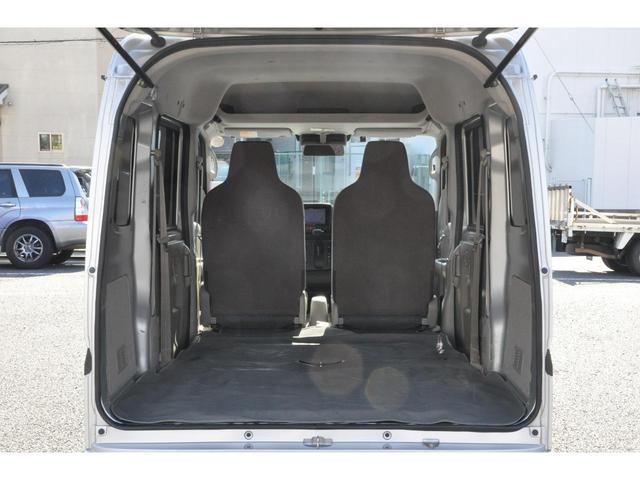 ＮＶ１００クリッパーバン ＤＸ　ＧＬセーフティパッケージ　エマージェンシーブレーキ（衝突軽減ブレーキ／横滑り防止／レーンキープアシスト）　メモリーナビ／フルＴＶ／Ｂｌｕｅｔｏｏｔｈ／ＤＶＤ／ＣＤ／ＥＴＣ　電動格納ミラー　後席ベンチシート　キーレスキー（61枚目）