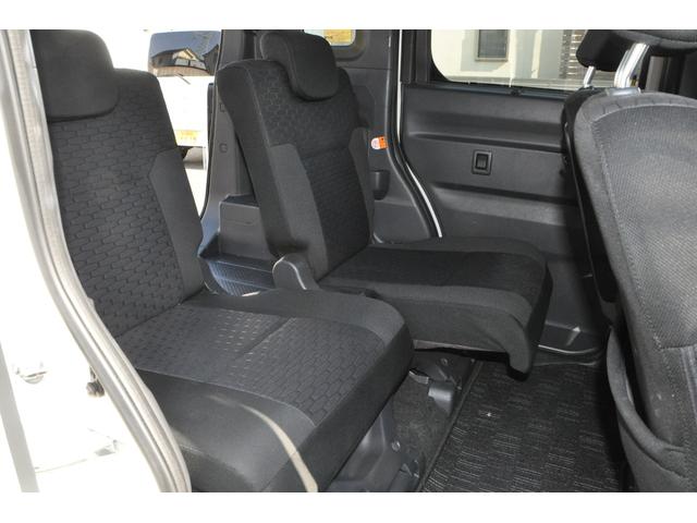 後席左右独立シート（アームレスト付）採用、フルフラットになります！！