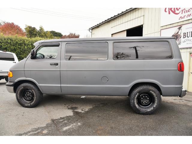 ダッジ・バン 　マッドグレー　フロントバイザー　１ナンバー登録　社外ナビ　フルセグＴＶ　バックカメラ　ＥＴＣ　リアベットキット　鉄ホール　セキュリティー　ドアバイザー　キーレス（3枚目）