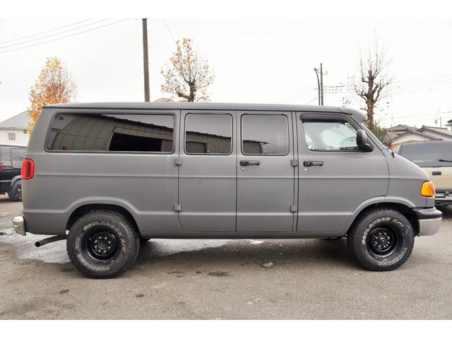 ダッジ・バン 　マッドグレー　フロントバイザー　１ナンバー登録　社外ナビ　フルセグＴＶ　バックカメラ　ＥＴＣ　リアベットキット　鉄ホール　セキュリティー　ドアバイザー　キーレス（4枚目）