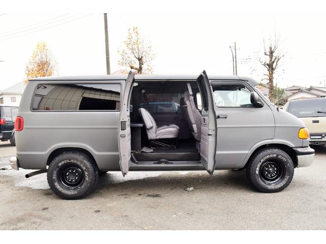 ダッジ・バン 　マッドグレー　フロントバイザー　１ナンバー登録　社外ナビ　フルセグＴＶ　バックカメラ　ＥＴＣ　リアベットキット　鉄ホール　セキュリティー　ドアバイザー　キーレス（5枚目）