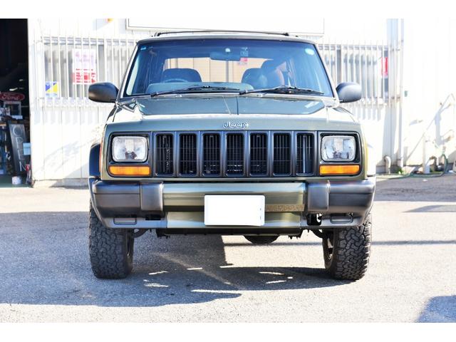 ジープ・チェロキー スポーツ　ＪＥＥＰエコグリーン全塗装　社外１６ＡＷ　グッドリッチＴＡ　ルーフキャリア　樹脂部分マッドブラック　天井スェード張り替　社外オーディオ　４ＷＤ（4枚目）