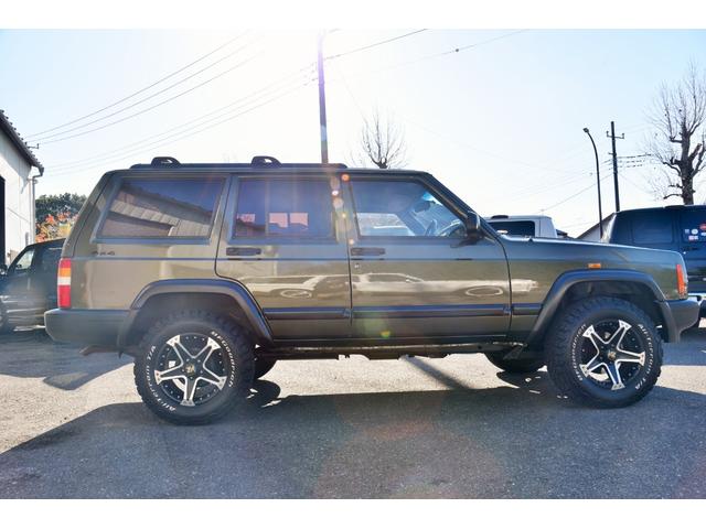 ジープ・チェロキー スポーツ　ＪＥＥＰエコグリーン全塗装　社外１６ＡＷ　グッドリッチＴＡ　ルーフキャリア　樹脂部分マッドブラック　天井スェード張り替　社外オーディオ　４ＷＤ（5枚目）