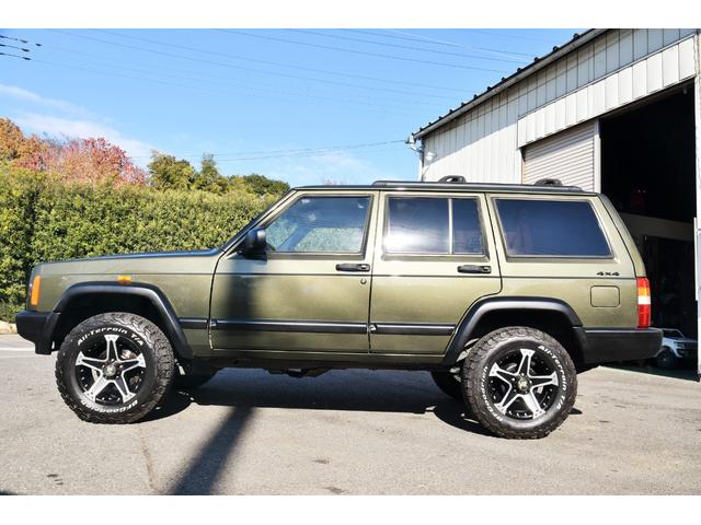 ジープ・チェロキー スポーツ　ＪＥＥＰエコグリーン全塗装　社外１６ＡＷ　グッドリッチＴＡ　ルーフキャリア　樹脂部分マッドブラック　天井スェード張り替　社外オーディオ　４ＷＤ（6枚目）
