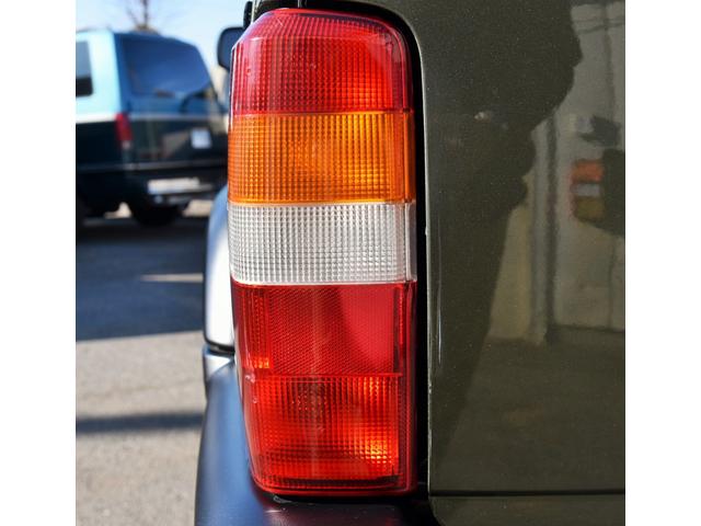 ジープ・チェロキー スポーツ　ＪＥＥＰエコグリーン全塗装　社外１６ＡＷ　グッドリッチＴＡ　ルーフキャリア　樹脂部分マッドブラック　天井スェード張り替　社外オーディオ　４ＷＤ（9枚目）