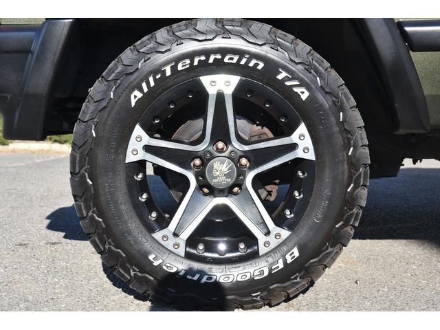 ジープ・チェロキー スポーツ　ＪＥＥＰエコグリーン全塗装　社外１６ＡＷ　グッドリッチＴＡ　ルーフキャリア　樹脂部分マッドブラック　天井スェード張り替　社外オーディオ　４ＷＤ（15枚目）