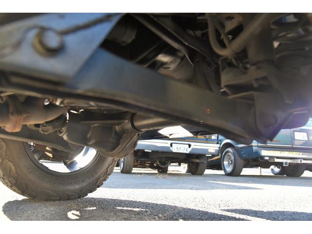 ジープ・チェロキー スポーツ　ＪＥＥＰエコグリーン全塗装　社外１６ＡＷ　グッドリッチＴＡ　ルーフキャリア　樹脂部分マッドブラック　天井スェード張り替　社外オーディオ　４ＷＤ（20枚目）