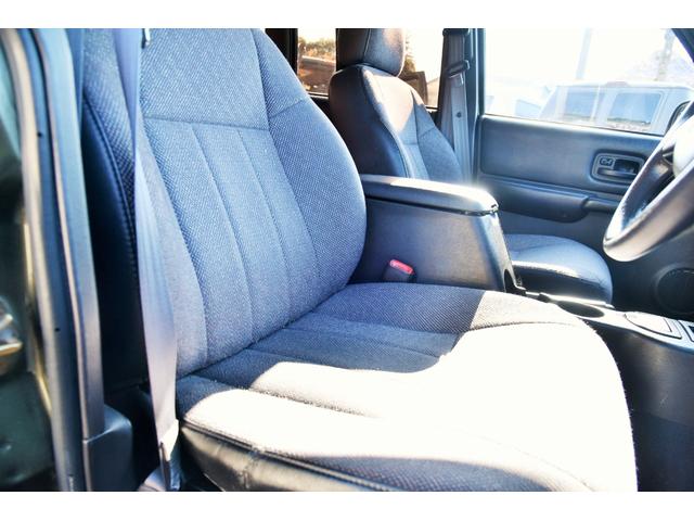 ジープ・チェロキー スポーツ　ＪＥＥＰエコグリーン全塗装　社外１６ＡＷ　グッドリッチＴＡ　ルーフキャリア　樹脂部分マッドブラック　天井スェード張り替　社外オーディオ　４ＷＤ（22枚目）