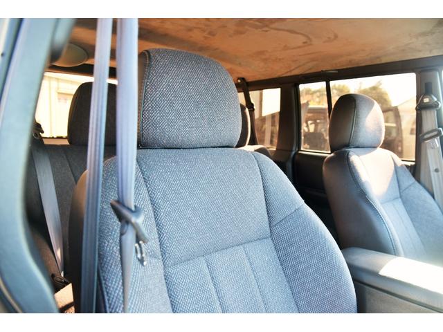 ジープ・チェロキー スポーツ　ＪＥＥＰエコグリーン全塗装　社外１６ＡＷ　グッドリッチＴＡ　ルーフキャリア　樹脂部分マッドブラック　天井スェード張り替　社外オーディオ　４ＷＤ（23枚目）