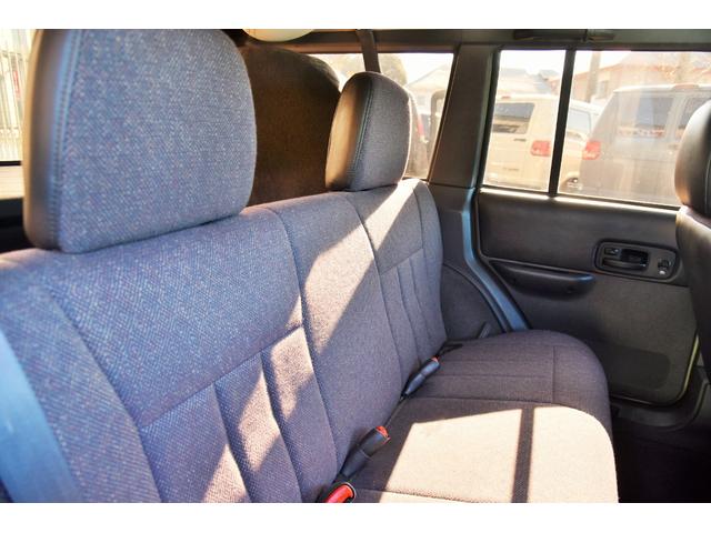 ジープ・チェロキー スポーツ　ＪＥＥＰエコグリーン全塗装　社外１６ＡＷ　グッドリッチＴＡ　ルーフキャリア　樹脂部分マッドブラック　天井スェード張り替　社外オーディオ　４ＷＤ（27枚目）