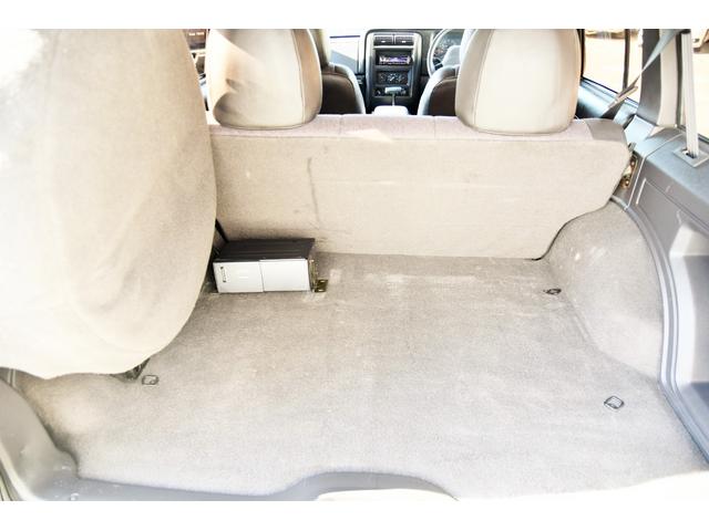 ジープ・チェロキー スポーツ　ＪＥＥＰエコグリーン全塗装　社外１６ＡＷ　グッドリッチＴＡ　ルーフキャリア　樹脂部分マッドブラック　天井スェード張り替　社外オーディオ　４ＷＤ（29枚目）