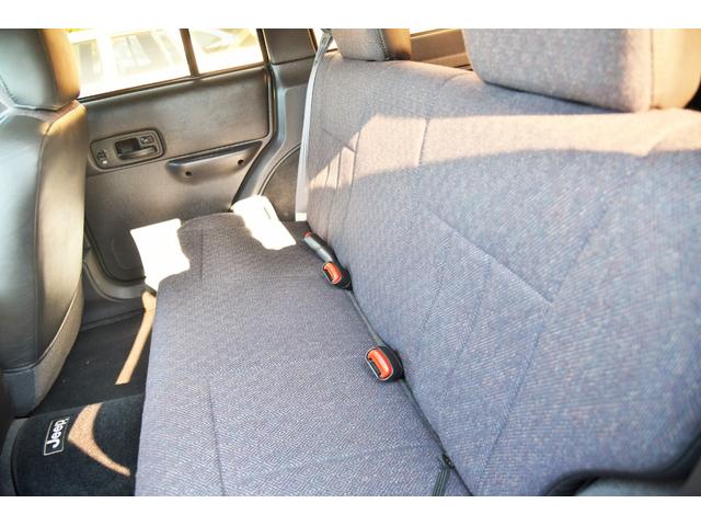 ジープ・チェロキー スポーツ　ＪＥＥＰエコグリーン全塗装　社外１６ＡＷ　グッドリッチＴＡ　ルーフキャリア　樹脂部分マッドブラック　天井スェード張り替　社外オーディオ　４ＷＤ（31枚目）