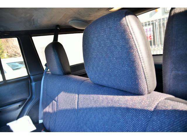 ジープ・チェロキー スポーツ　ＪＥＥＰエコグリーン全塗装　社外１６ＡＷ　グッドリッチＴＡ　ルーフキャリア　樹脂部分マッドブラック　天井スェード張り替　社外オーディオ　４ＷＤ（32枚目）