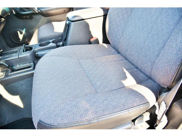 ジープ・チェロキー スポーツ　ＪＥＥＰエコグリーン全塗装　社外１６ＡＷ　グッドリッチＴＡ　ルーフキャリア　樹脂部分マッドブラック　天井スェード張り替　社外オーディオ　４ＷＤ（33枚目）