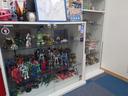当店の商談スペースには、懐かしのガンプラ旧キットが常時展示してあります。広いスペースではございませんが、常にアットホームな室内空間を意識しております。無論スタッフ一同、業務は常に真剣に努めております。
