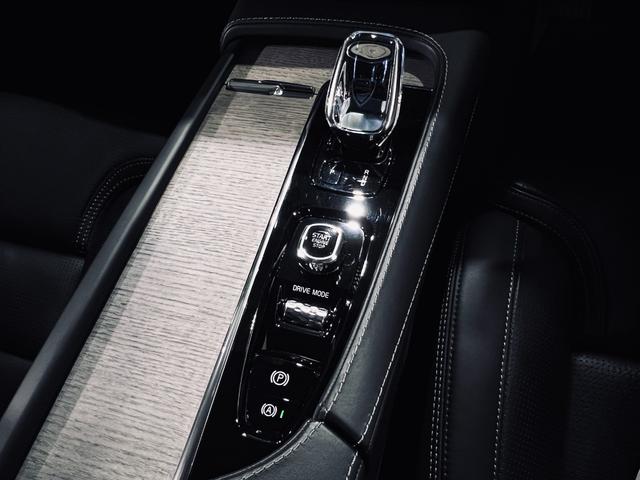 ＸＣ９０ Ｂ６　ＡＷＤ　インスクリプション　クライメートｐｋｇ／ｈａｒｍａｎ・ｋａｒｄｏｎサラウンド／Ｏｒｒｅｆｏｒｓ製クリスタルシフト／ＡＣＣ／ＨＵＤ／ＬＥＤヘッドライト／黒レザー／シートヒーター／シートベンチレーション／３６０°カメラ（25枚目）