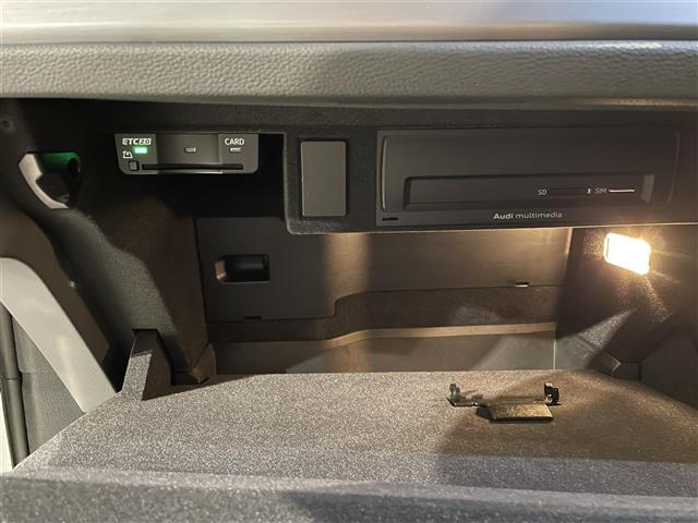 Ｑ３ ３５ＴＤＩクワトロ　Ｓライン　アンビエントライティング／Ａｕｄｉパーキングシステム／バーチャルコックピット／スマートフォンインターフェイス／サウンドビューカメラ／Ａｕｄｉホールドアシスト／ルームミラー自動防眩／ビルトインＥＴＣ（31枚目）