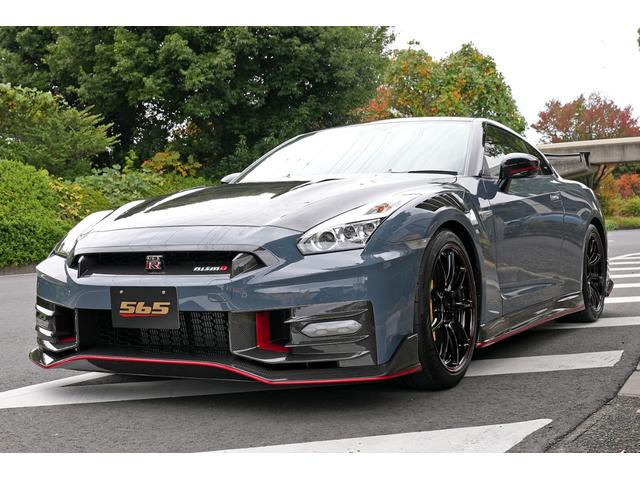 GT-R ニスモ スペシャルエディション 登録済未使用車 最終型2025年モデル 屋根付車庫保管 プライバシーガラス nismoフロアマット(3枚目)