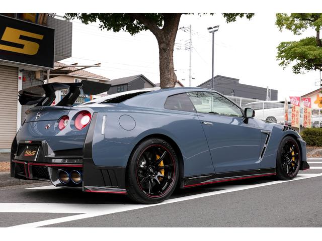 GT-R ニスモ スペシャルエディション 登録済未使用車 最終型2025年モデル 屋根付車庫保管 プライバシーガラス nismoフロアマット(4枚目)