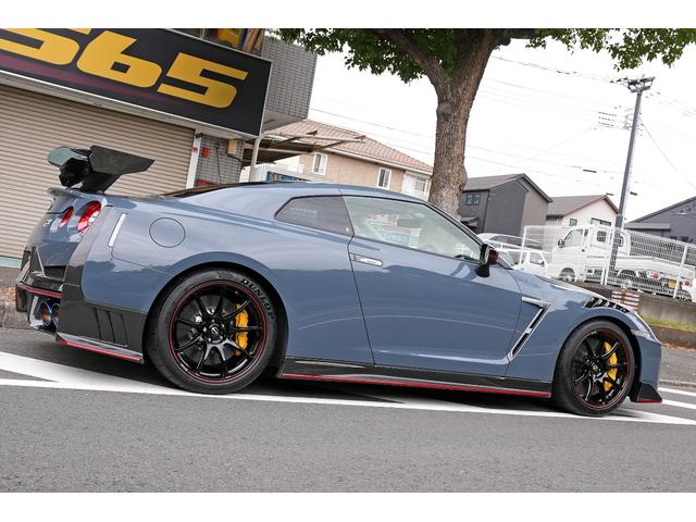 GT-R ニスモ スペシャルエディション 登録済未使用車 最終型2025年モデル 屋根付車庫保管 プライバシーガラス nismoフロアマット(17枚目)