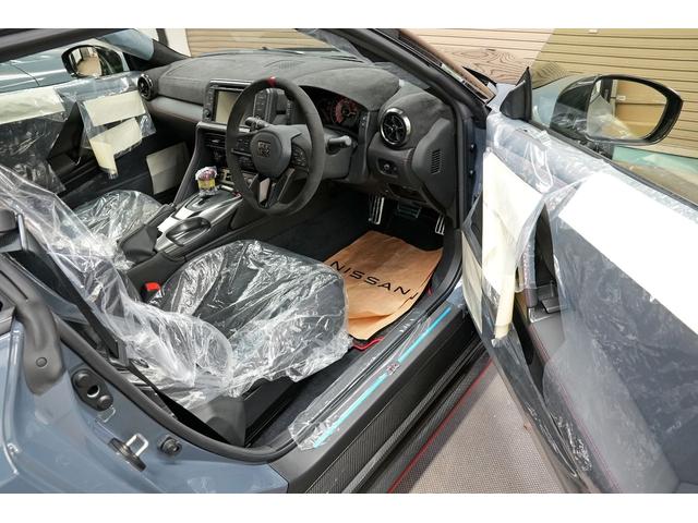 GT-R ニスモ スペシャルエディション 登録済未使用車 最終型2025年モデル 屋根付車庫保管 プライバシーガラス nismoフロアマット(34枚目)