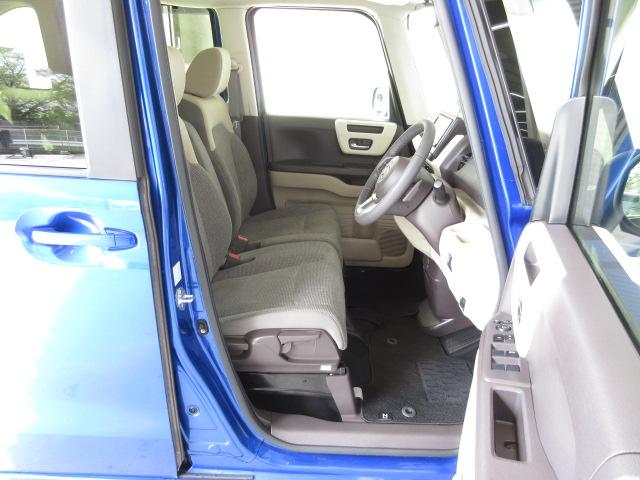 フロントシートはベンチシートタイプ♪室内空間は広々で移動も楽々です♪狭い駐車空間など助手席ドアから出たい時にも大変便利ですよ♪