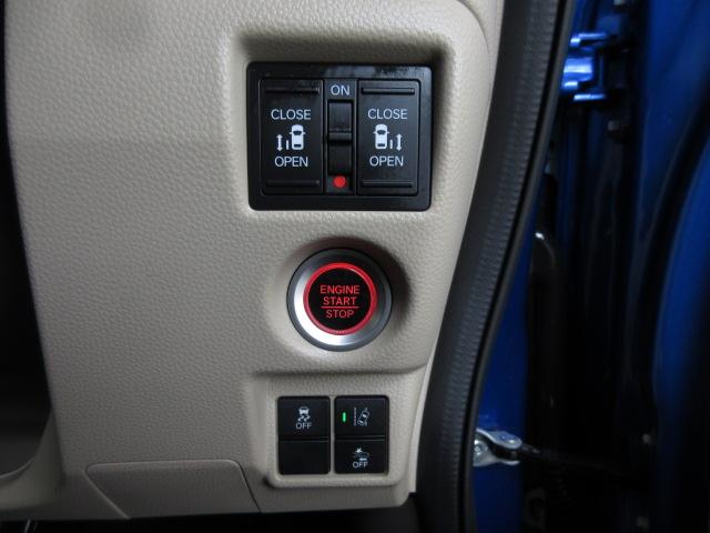 両側電動スライドドア！！荷物で手が塞がる時など簡単にドアの開閉が出来ます！何より力いらずで開閉ＯＫ！自然に手が届き、操作性の良い赤いボタンでエンジンスタート！！