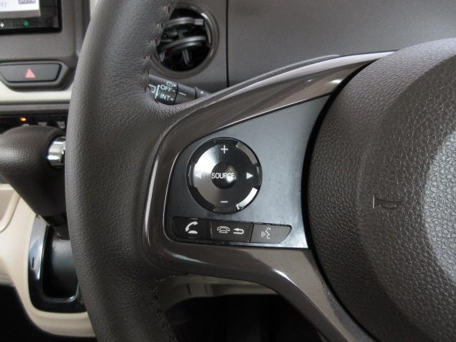 ハンドルにオーディオの操作スイッチが装備されています！視線を前方から外さずハンドルから手を離さずに操作できるのでとっても安全ですね♪