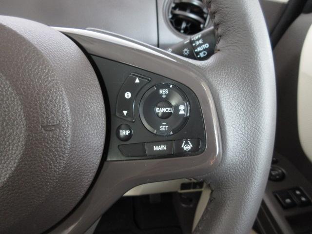 ハンドル右側にはクルーズコントロールのスイッチが装備され運転中の操作も安心して行えます！