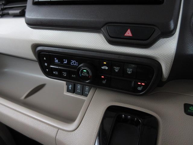 オートエアコンタイプなので細かい操作なしで快適温度に調整してくれます。シートヒーター付きで、冷えた車内でもスイッチを押せば数秒で座面と背もたれがあたたかくなります。