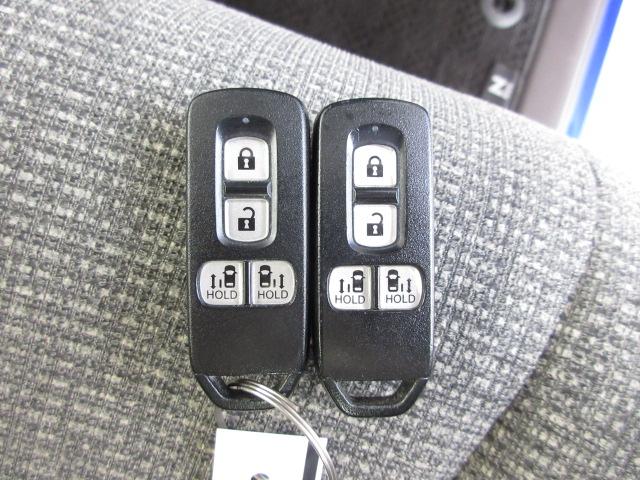 スマートキー付！キーを取り出さなくてもドアロックの施錠・開錠、エンジンの始動が出来ます！雨の日や荷物の多い日にとても便利ですね♪
