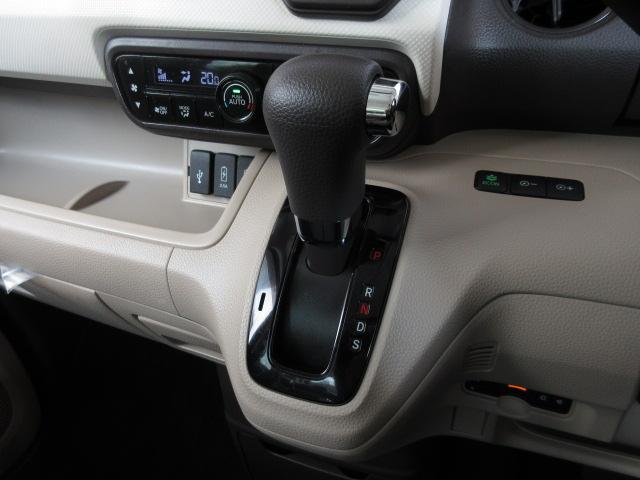 インパネシフトだから視線の移動も少なく足元もスッキリ♪運転席もゆったりしているのでゆとりを持ってドライブできますね！