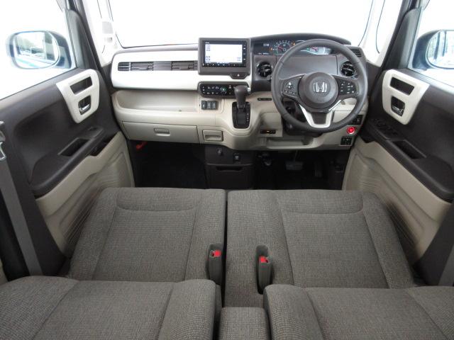 ドライバーを包み込むように、ディスプレーやスイッチ、コンソールを配置。座った瞬間から運転への期待が！空間そのものの心地よさにこだわっています。