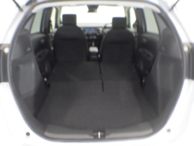 フィット ホーム 禁煙/デモカー/9型プレナビ/半革席/FRソナ-/Rカメ/フルセグ/BTA/6SRS/スマキー/LED/ETC/オートライト/オートHIビーム/アームレストコンソール/CD/DVD/MR/USB(17枚目)