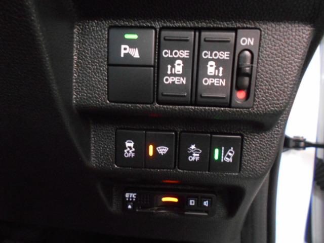 フリード+ハイブリッド ハイブリッド・クロスターホンダセンシング 6SRS/9型プレナビ/前後Dレコ■両側ハンズフリー電動扉■Fセンサー/半革席/12セグ/CD/BTA/電暖席/スマキー/ETC/LED/Rカメ/フォグ/禁煙/間欠ワイパ/熱線入ハーフシェイドFガ(15枚目)