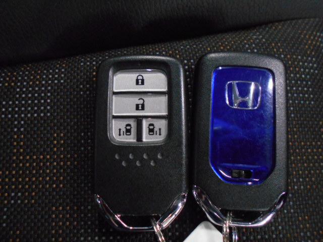 フリード+ハイブリッド ハイブリッド・クロスターホンダセンシング 6SRS/9型プレナビ/前後Dレコ■両側ハンズフリー電動扉■Fセンサー/半革席/12セグ/CD/BTA/電暖席/スマキー/ETC/LED/Rカメ/フォグ/禁煙/間欠ワイパ/熱線入ハーフシェイドFガ(20枚目)