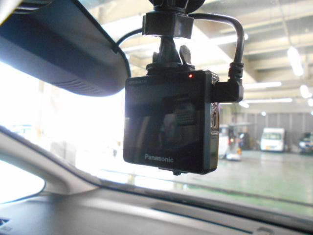 フィットハイブリッド Ｆパッケージ　禁煙／衝突軽減Ｂ／ナビ／Ｒカメ／Ｄレコ／ＥＴＣ／ＬＥＤ／スマキー／６ＳＲＳ／フルセグ／ＢＴＡ／ＣＤ／ＤＶＤ／ＭＲ／オートライト／間欠ワイパー／ハーフシェイドＦガラス／１オナ／記録簿／ＩＳＯＦＩＸ／（3枚目）