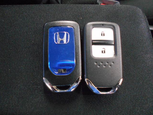 フィットハイブリッド Ｆパッケージ　禁煙／衝突軽減Ｂ／ナビ／Ｒカメ／Ｄレコ／ＥＴＣ／ＬＥＤ／スマキー／６ＳＲＳ／フルセグ／ＢＴＡ／ＣＤ／ＤＶＤ／ＭＲ／オートライト／間欠ワイパー／ハーフシェイドＦガラス／１オナ／記録簿／ＩＳＯＦＩＸ／（5枚目）