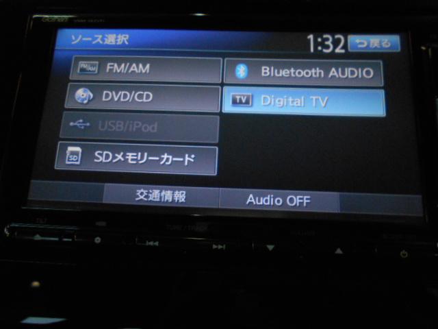 フィットハイブリッド Ｆパッケージ　禁煙／衝突軽減Ｂ／ナビ／Ｒカメ／Ｄレコ／ＥＴＣ／ＬＥＤ／スマキー／６ＳＲＳ／フルセグ／ＢＴＡ／ＣＤ／ＤＶＤ／ＭＲ／オートライト／間欠ワイパー／ハーフシェイドＦガラス／１オナ／記録簿／ＩＳＯＦＩＸ／（8枚目）