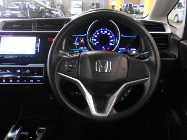 フィットハイブリッド Ｆパッケージ　禁煙／衝突軽減Ｂ／ナビ／Ｒカメ／Ｄレコ／ＥＴＣ／ＬＥＤ／スマキー／６ＳＲＳ／フルセグ／ＢＴＡ／ＣＤ／ＤＶＤ／ＭＲ／オートライト／間欠ワイパー／ハーフシェイドＦガラス／１オナ／記録簿／ＩＳＯＦＩＸ／（12枚目）