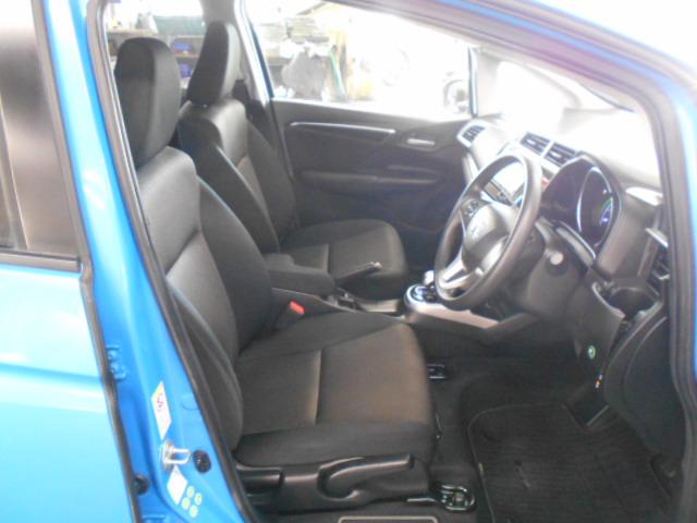 フィットハイブリッド Ｆパッケージ　禁煙／衝突軽減Ｂ／ナビ／Ｒカメ／Ｄレコ／ＥＴＣ／ＬＥＤ／スマキー／６ＳＲＳ／フルセグ／ＢＴＡ／ＣＤ／ＤＶＤ／ＭＲ／オートライト／間欠ワイパー／ハーフシェイドＦガラス／１オナ／記録簿／ＩＳＯＦＩＸ／（17枚目）