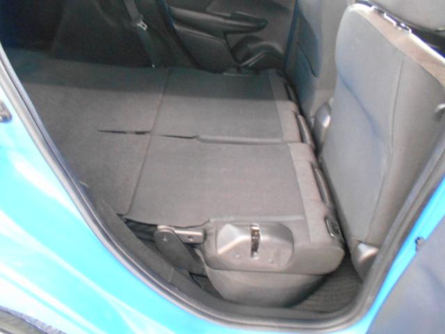 フィットハイブリッド Ｆパッケージ　禁煙／衝突軽減Ｂ／ナビ／Ｒカメ／Ｄレコ／ＥＴＣ／ＬＥＤ／スマキー／６ＳＲＳ／フルセグ／ＢＴＡ／ＣＤ／ＤＶＤ／ＭＲ／オートライト／間欠ワイパー／ハーフシェイドＦガラス／１オナ／記録簿／ＩＳＯＦＩＸ／（20枚目）