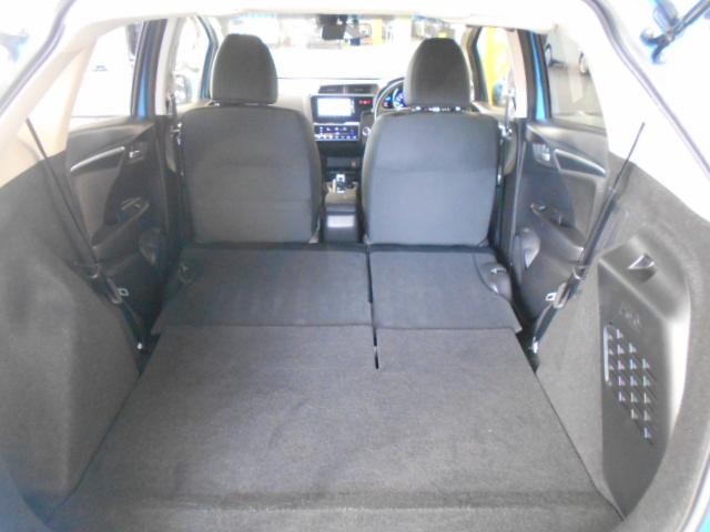 フィットハイブリッド Ｆパッケージ　禁煙／衝突軽減Ｂ／ナビ／Ｒカメ／Ｄレコ／ＥＴＣ／ＬＥＤ／スマキー／６ＳＲＳ／フルセグ／ＢＴＡ／ＣＤ／ＤＶＤ／ＭＲ／オートライト／間欠ワイパー／ハーフシェイドＦガラス／１オナ／記録簿／ＩＳＯＦＩＸ／（22枚目）