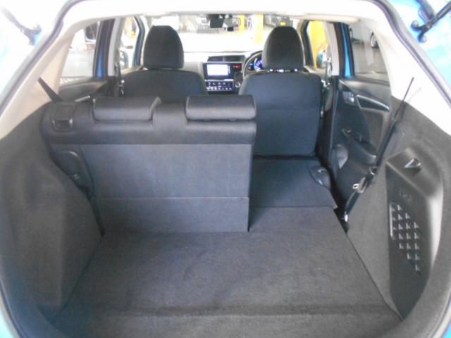 フィットハイブリッド Ｆパッケージ　禁煙／衝突軽減Ｂ／ナビ／Ｒカメ／Ｄレコ／ＥＴＣ／ＬＥＤ／スマキー／６ＳＲＳ／フルセグ／ＢＴＡ／ＣＤ／ＤＶＤ／ＭＲ／オートライト／間欠ワイパー／ハーフシェイドＦガラス／１オナ／記録簿／ＩＳＯＦＩＸ／（23枚目）