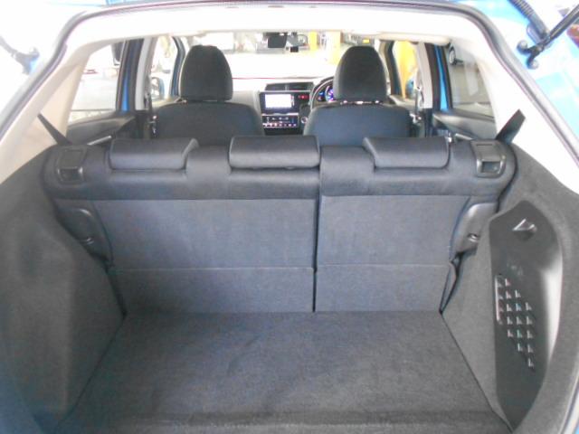 フィットハイブリッド Ｆパッケージ　禁煙／衝突軽減Ｂ／ナビ／Ｒカメ／Ｄレコ／ＥＴＣ／ＬＥＤ／スマキー／６ＳＲＳ／フルセグ／ＢＴＡ／ＣＤ／ＤＶＤ／ＭＲ／オートライト／間欠ワイパー／ハーフシェイドＦガラス／１オナ／記録簿／ＩＳＯＦＩＸ／（24枚目）