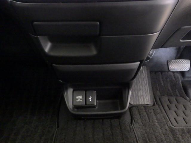 フリードハイブリッド ハイブリッド・クロスターホンダセンシング 1オナ・禁煙・純正Mナビ・前後ドラレコ・サイドSRS・運助シートヒーター・LED・ETC・USB・ブル-トゥース 両側Pスライドドア オートクルーズコントロール 記録簿 ワンオ-ナ- DVD再生可能(12枚目)